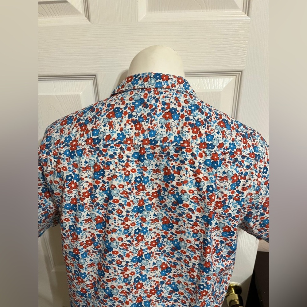 (10) Across the Pond Blue and red floral short sleeve button up shirt - Picture 11 of 16